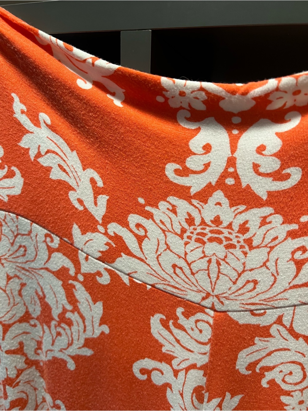 🛍️ Women's Coral & Cream Damask Print Wide-Leg Pants - Picture 4 of 5